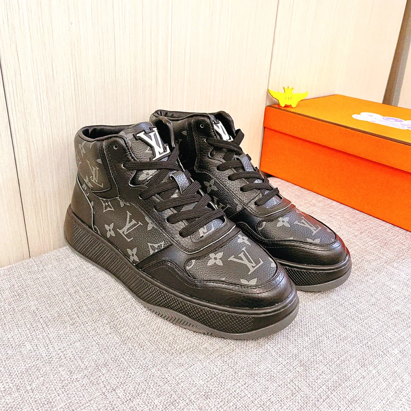 Men's shoes💰 460💰[LV]🔥Louis Vuitton, high-end men's shoes brand, official website 1:1 latest masterpiece: the upper is made of Italian imported first-layer cowhide with a comfortable and breathable lining➕original non-slip and wear-resistant outsole🔥, making walking more convenient and comfortable! An exclusive new model, a stunning work, a beautiful 1:1 replica [color] compared to the official quality! Create a fashionable personality to set off your uniqueness! A must-have for trendy men! Classic 🔥Size: 38-44 Color: 🔥 2⃣️colors available🔥